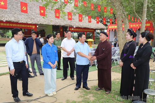 Bí thư Tỉnh ủy Hầu A Lềnh kiểm tra công tác chuẩn bị bầu cử tại xã Tân Trào