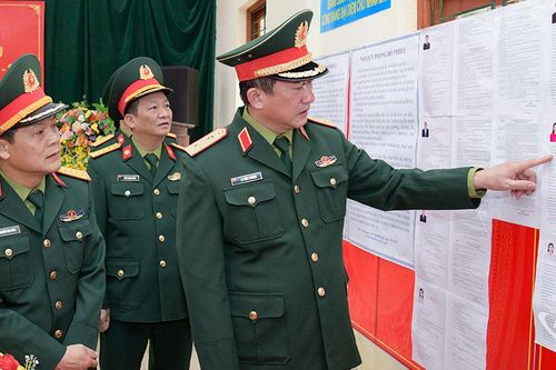 Trung tướng La Công Phương kiểm tra công tác chuẩn bị bầu cử tại Lữ đoàn Thông tin 601
