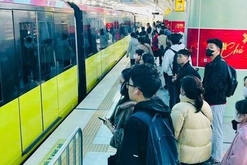 Hà Nội: Nhiều người thay đổi thói quen đi lại sau biến động giá xăng dầu