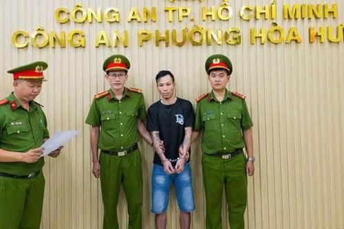 Tạm giữ nhân viên quán ốc đánh tài xế giao hàng ở TP.HCM