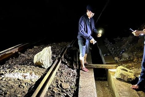 Đá lại rơi xuống đường sắt qua đèo Hải Vân, nhiều chuyến tàu gián đoạn
