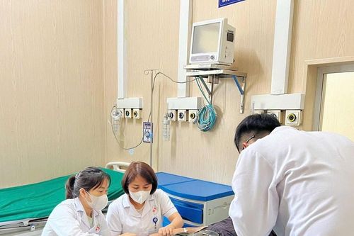 Uống 2 lon nước tăng lực sau cuộc nhậu, người đàn ông bất ngờ liệt hai chân