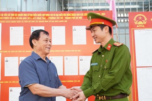 Công an phường Tây Hồ: Sự sẻ chia của người dân trong cao điểm bầu cử là món quà vô giá với lực lượng chức năng