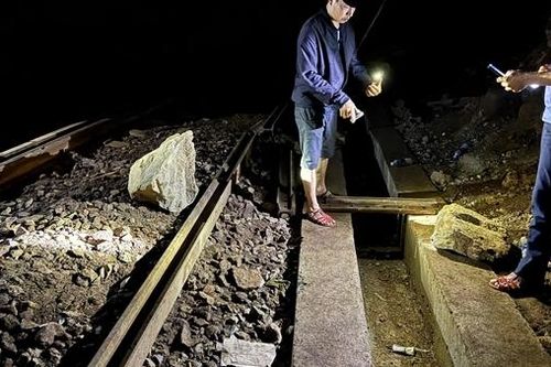 Đá tiếp tục rơi xuống đoạn đường sắt qua đèo Hải Vân, buộc phải ngừng chạy tàu
