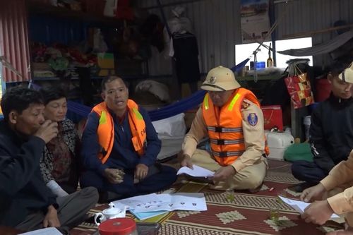 Đưa thông tin bầu cử đến với bà con sông nước