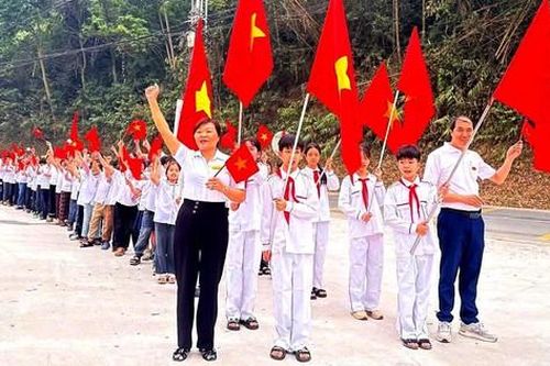 Học sinh Lào Cai tích cực cổ động ngày bầu cử