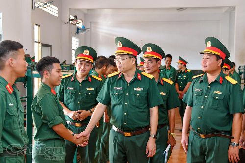 Thăm, tặng quà động viên chiến sĩ mới