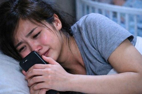 Mới đẻ 1 tháng thì ly hôn, nửa đêm gọi chồng cũ: 'Em đau bụng quá', âm thanh bên đó vọng lại khiến tôi ngất lịm