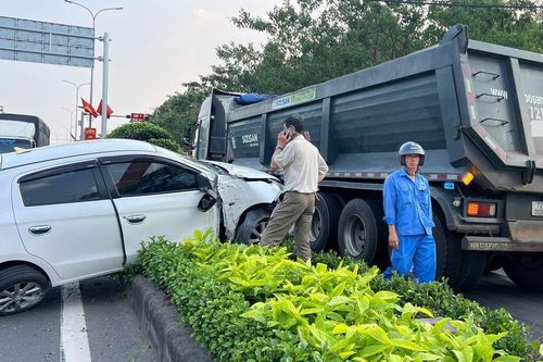 Clip: Hãi hùng hình ảnh xe ben ủi ô tô con văng lên dải phân cách ở TPHCM