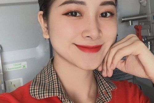 Nữ tiếp viên hàng không Việt trên máy bay nền nã chuyên nghiệp, rời cabin là mẹ bỉm xinh trẻ như chị của con trai