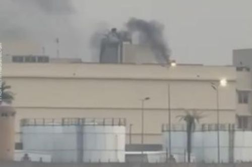 Video lửa khói bốc lên từ Đại sứ quán Mỹ ở Baghdad sau khi bị tấn công