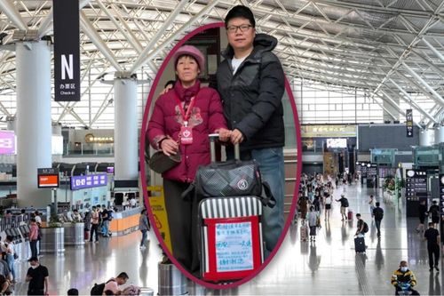 Mẹ vợ mù chữ lần đầu đi máy bay, chàng rể chu đáo dán 'lá thư cầu cứu' lên vali