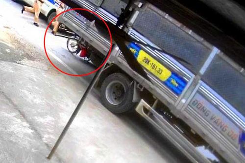 CSGT cứu mạng nữ shipper bị cuốn vào gầm xe tải khi đang nghe điện thoại