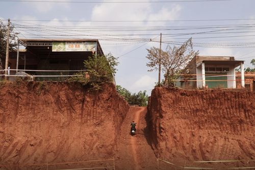 Đồng Nai yêu cầu chủ đầu tư xin lỗi dân, xử lý vụ 8 nhà bị 'treo cao'