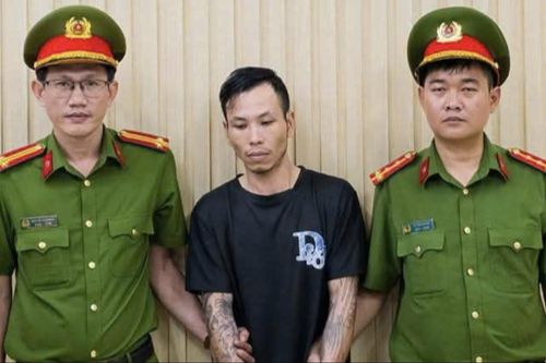 Tạm giữ nhân viên quán ốc ở TP.HCM dùng ghế nhựa đánh shipper giữa đêm