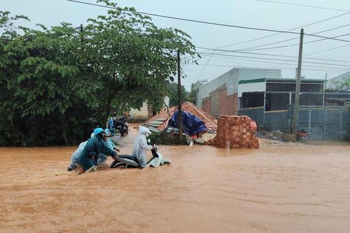 Mưa lớn giữa mùa khô, quốc lộ ở Lâm Đồng ngập sâu