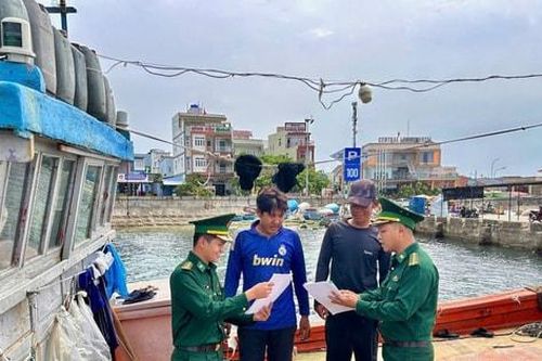 Tạm gác chuyến biển để kịp ngày hội toàn dân