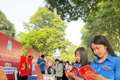 Trưng bày, giới thiệu sách về Quốc hội, pháp luật và bầu cử