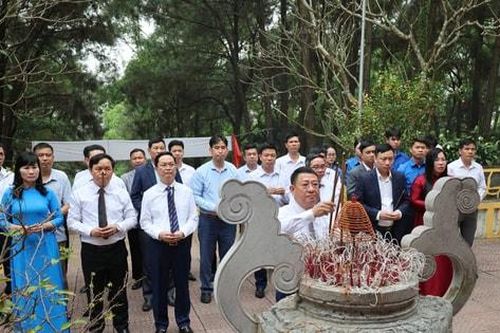 Lãnh đạo xã Tiến Thắng dâng hương tại Đồi 79 Mùa Xuân nhân ngày bầu cử 15-3