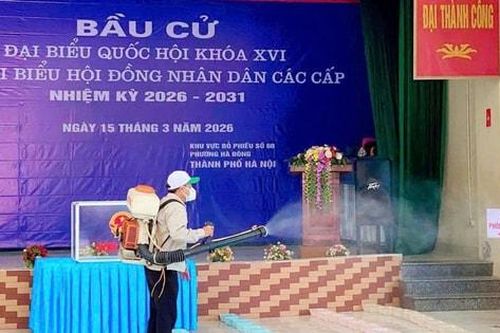 Trạm Y tế phường Hà Đông chủ động phun khử khuẩn tại các điểm bầu cử