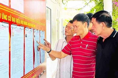 Sáng suốt chọn người tài đức!