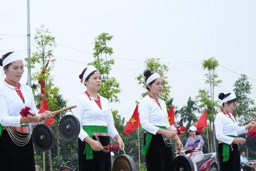 Âm vang cồng chiêng Ba Vì chào mừng ngày bầu cử