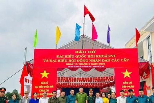 Lực lượng quân sự xã Hưng Đạo phối hợp bảo đảm an toàn các khu vực bầu cử