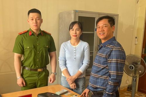 Đi chợ về, người phụ nữ bất ngờ nhặt được 100 triệu đồng đánh rơi