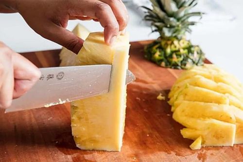 Cách tránh bị rát lưỡi khi ăn dứa tươi