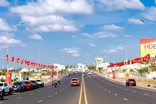 Sắc đỏ phủ dọc các cung đường Đắk Lắk hướng về ngày bầu cử