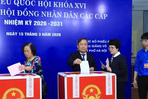 Chủ tịch UBND TP Hà Nội Vũ Đại Thắng bỏ phiếu bầu cử tại phường Giảng Võ