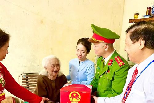 Mang hòm phiếu đến nhà cử tri già yếu, nghĩa tình trong ngày hội bầu cử