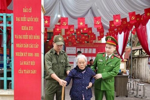 Công an xã Thạch Thất hỗ trợ cử tri cao tuổi thực hiện đầy đủ quyền và nghĩa vụ công dân