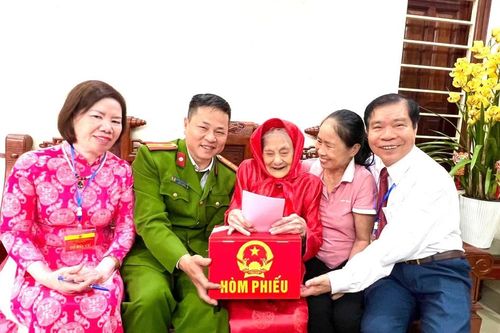 Những hình ảnh không thể quên trong ngày hội bầu cử tại phường Việt Hưng