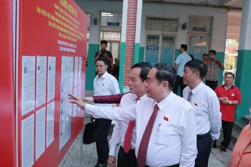 Chủ tịch Quốc hội Trần Thanh Mẫn, nguyên Chủ tịch nước Trương Tấn Sang bỏ phiếu bầu cử tại TP Hồ Chí Minh