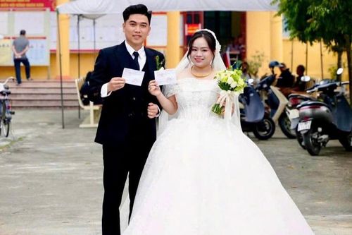 Hải Phòng: Cô dâu, chú rể tay trong tay đi bỏ phiếu