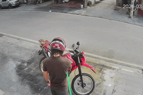 Khách Tây tự lấy vòi rửa xe máy, phản ứng của chủ nhà gây sốt