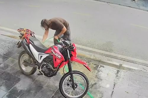 Clip khách Tây 'ngang nhiên' rửa xe ở Hà Giang gây sốt