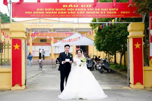 Cô dâu, chú rể Hải Phòng đi bỏ phiếu bầu cử ngay sau đám cưới gây sốt