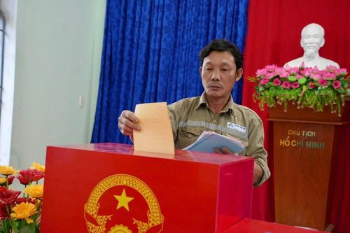 Công nhân Dung Quất nô nức tham gia bầu cử sớm