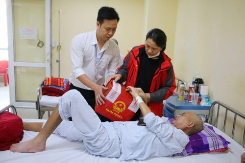 Mang hòm phiếu đến tận giường bệnh nhân ung bướu