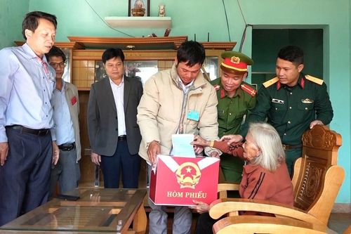 Quảng Ngãi: Mang thùng phiếu đến tận nhà Mẹ Việt Nam Anh hùng