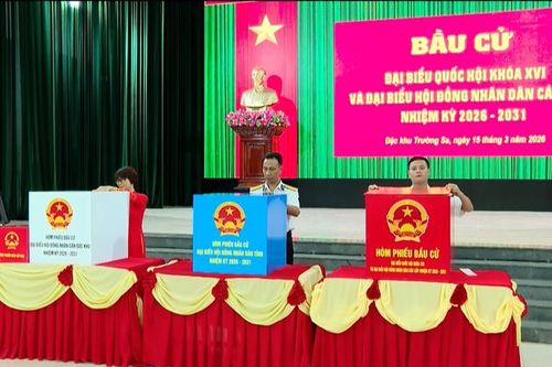 Từ miền núi đến hải đảo: Cử tri hân hoan đi bầu cử