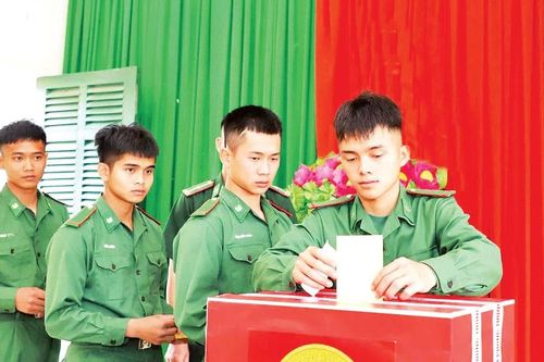 Đoàn kết, đóng góp công sức, trí tuệ vào sự phát triển chung của đất nước