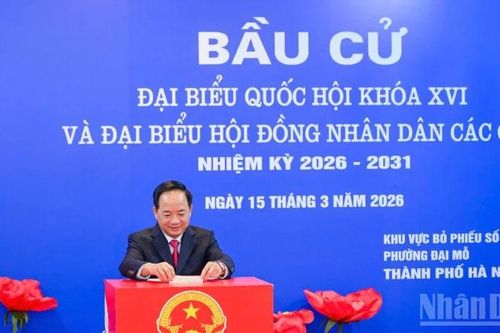 Trưởng ban Tuyên giáo và Dân vận Trung ương và cử tri tham gia bầu cử tại đơn vị bầu cử số 4, thành phố Hà Nội