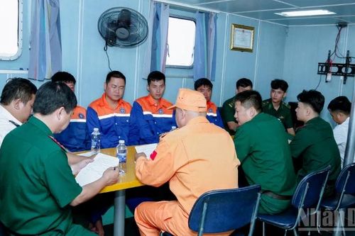 Bộ đội Biên phòng Cần Thơ tiếp nhận 4 thuyền viên tàu gặp nạn trên biển