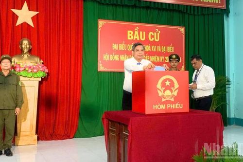 Cử tri Cần Thơ hân hoan bước vào Ngày hội non sông