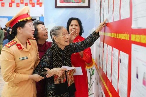 Cảnh sát giao thông Hà Nội hỗ trợ cử tri 101 tuổi đi bầu cử