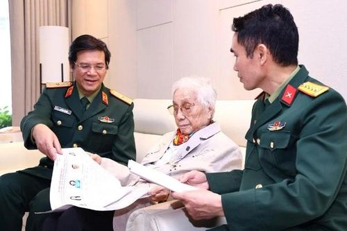 Nguyên Phó Chủ tịch nước Nguyễn Thị Bình bỏ phiếu tại điểm bầu cử số 32, Bệnh viện Trung ương Quân đội 108