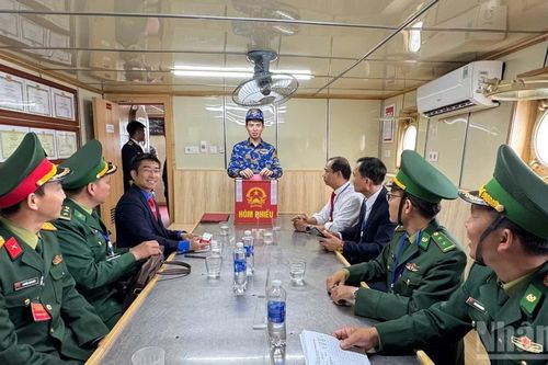 Những phiếu bầu đặc biệt giữa biển khơi